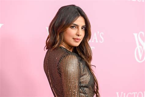 priyanka chopra topless|Priyanka Chopra Jonas gave the naked dress an angelic twist at。